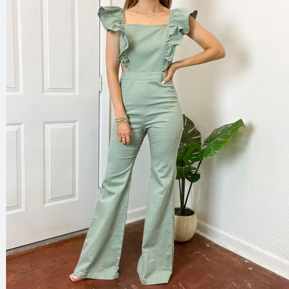 NWT FLYING TOMATO SAGE RUFFLE WITH SIDE CUT OUTS JUMPSUIT LARGE - Picture 1 of 7